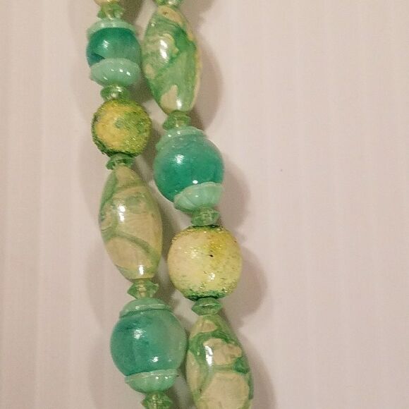 Vintage Double Strand Green Bead Necklace - Picture 3 of 6